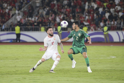 Pemain Timnas Indonesia Ragnar Oratmangoen berduel pada lanjutan Ronde 3 Kualifikasi Piala Dunia antara Indonesia vs Arab Saudi di Stadion Utama Gelora Bung Karno, Selasa (19/11/2024). Foto: Aditia Noviansyah/kumparan
