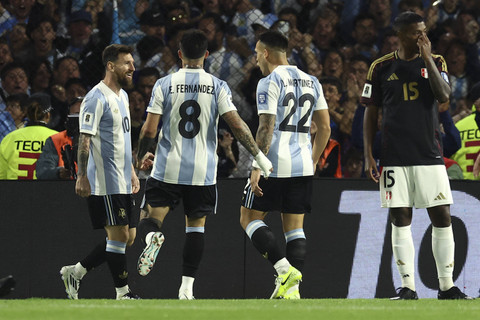 Tiga pemain Timnas Argentina berselebrasi usai Lautaro Martinez mencetak gol ke gawang Peru pada pertandingan Kualifikasi Piala Dunia 2026 Zona CONMEBOL di Buenos Aires, Argentina, Selasa (19/11/2024). Foto: Alejandro Pagni/AFP