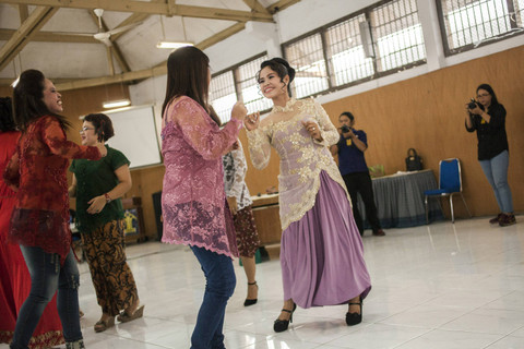 Terpidana kasus narkoba asal Filipina dan terpidana mati Mary Jane Veloso, yang mengenakan pakaian tradisional Indonesia tersenyum dalam acara peringatan Hari Kartini untuk menghormati pahlawan nasional dan aktivis hak-hak perempuan Indonesia. Foto: Suryo Wibowo/AFP