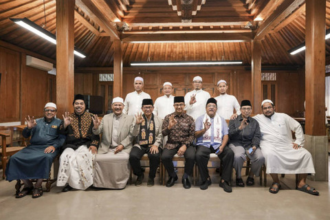 Pasangan Pramono Anung dan Rano Karno berfoto bersama Eks Gubernur Jakarta Anies Baswedan. Foto: Dok. Istimewa