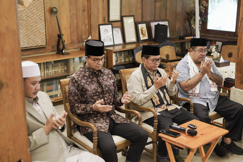 Pasangan Pramono Anung dan Rano Karno berdoa bersama Eks Gubernur Jakarta Anies Baswedan. Foto: Dok. Istimewa