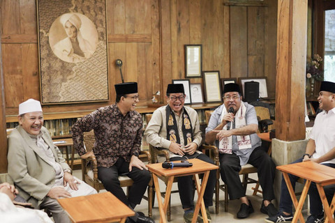 Pasangan Pramono Anung dan Rano Karno berfoto bersama Eks Gubernur Jakarta Anies Baswedan. Foto: Dok. Istimewa