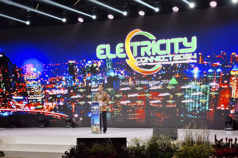 Direktur Utama PT PLN (Persero) Darmawan Prasodjo menyampaikan sambutan saat Electricity Connect 2024 di Jakarta Convention Center, Senayan, Jakarta, pada Rabu (20/11/2024).  Foto: Argya D. Maheswara/kumparan 