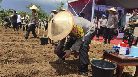 Kapolda Metro Jaya, Irjen Karyoto, saat menanam jagung dalam rangka mendukung program ketahanan pangan. Foto: Rachmadi Rasyad/kumparan