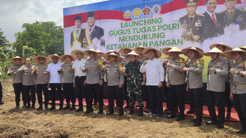 Kapolda Metro Jaya, Irjen Karyoto, saat menanam jagung dalam rangka mendukung program ketahanan pangan. Foto: Rachmadi Rasyad/kumparan