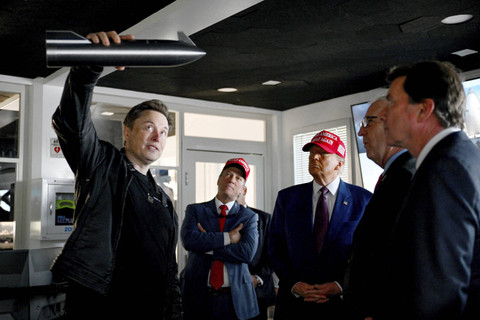 Presiden terpilih AS Donald Trump berbincang dengan Direktur utama Tesla, Inc. Elon Musk saat menyaksikan peluncuran uji coba penerbangan keenam roket SpaceX Starship di Brownsville, Texas, Amerika Serikat, Selasa (19/11/2024).   Foto: Brandon Bell/ Pool via REUTERS
