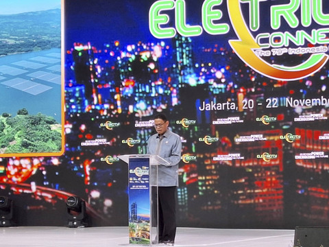 Wakil Menteri Energi dan Sumber Daya Mineral (ESDM) Yuliot Tanjung saat pidato dalam acara Electricity Connect 2024 di Jakarta Convention Center, Jakarta pada Rabu (20/11/2024). Foto: Argya D. Maheswara/kumparan 