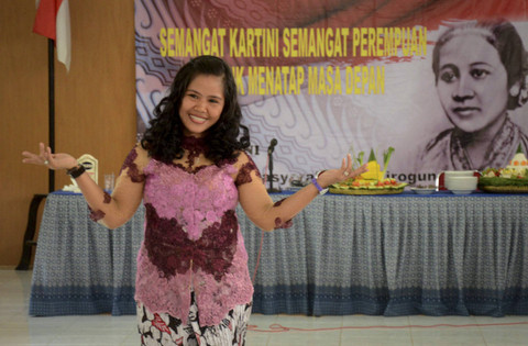 Terpidana kasus narkoba asal Filipina dan terpidana mati Mary Jane Veloso mengenakan pakaian tradisional Indonesia dalam sebuah acara untuk memperingati Hari Kartini di Lapas Yogyakarta, pada tanggal 21 April 2015.  Foto: Suryo Wibowo/AFP