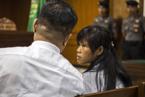 Terpidana kasus penyelundupan narkoba asal Filipina yang dijatuhi hukuman mati, Mary Jane Fiesta Veloso (kanan) mendengarkan penerjemah pengadilan di Sleman, Jawa Tengah, dalam sidang peninjauan kembali (PK) pada tanggal 3 Maret 2015. Foto: Suryo Wibowo/AFP