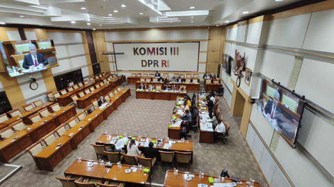 Calon Dewas KPK, Wisnu Baroto, menjalani fit and propertest di Komisi III DPR RI, Rabu (20/11/2024). Foto: Jonathan Devin/kumparan