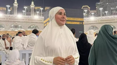 Isa Zega saat umrah dengan pakaian seperti wanita. Foto: Instagram/zega_real