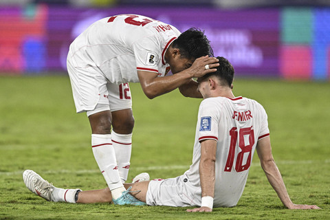 Pemain Timnas Indonesia Pratama Arhan menghampiri Ivar Jenner usai mengalahkan Timnas Arab Saudi pada pertandingan Grup C Kualifikasi Piala Dunia 2026 Zona Asia di Stadion Utama Gelora Bung Karno, Jakarta, Selasa (19/11/2024). Foto: Aprillio Akbar/ANTARA FOTO