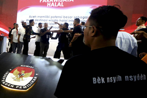 Para pendukung pasangan calon Gubernur dan Wakil Gubernur Aceh nomor urut 1 serta pendukung pasangan nomor urut 2 saling dorong dan beradu argumen diatas panggung pada debat ketiga Pilkada 2024 di Aceh Besar, Aceh, Selasa (19/11/2024). Foto: Irwansyah Putra/ANTARA FOTO