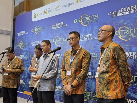 Wakil Menteri ESDM Yuliot Tanjung beserta Dirut PT PLN (Persero) Darmawan Prasodjo usai usai acara Electricity Connect 2024 di Jakarta Convention Center, Jakarta pada Rabu (20/11/2024). Foto: Argya D. Maheswara/kumparan 