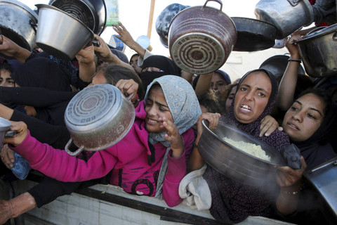 Sejumlah warga antre untuk mendapatkan makanan dari dapur amal di Khan Younis, Jalur Gaza selatan, Selasa (19/11/2024). Foto: Hatem Khaled/REUTERS