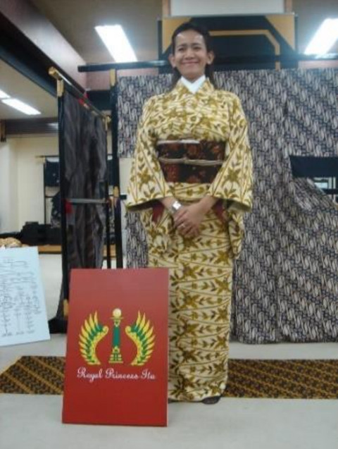 GKR Mangkubumi saat mengenakan kimono batik. Foto: Dok. Hidenori Nakanishi dalam penelitian Az-Zahra Firdausa Cahyani