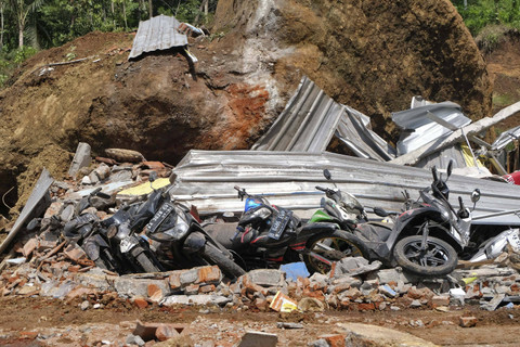 Sejumlah sepeda motor tertimbun material longsor di lokasi bencana tanah longsor Desa Plipiran Bruno, Purworejo, Jawa Tengah, Rabu (20/11/2024). Foto: Anis Efizudin/ANTARA FOTO