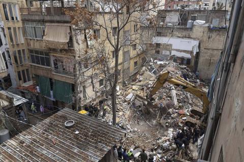 Tim penyelamat mencari korban selamat di reruntuhan di lokasi serangan udara Israel yang menargetkan kawasan al-Shiyah di pinggiran selatan Beirut, Selasa (19/11/2024). Foto: Anwar Amro/AFP