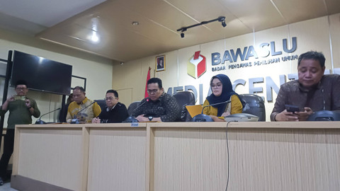 Pimpinan Bawaslu menyampaikan hasil pendalaman video Presiden Prabowo yang mendukung Luthfi-Yasin di Kantor Bawaslu, Jakpus, Selasa (20/11/2024). Foto: Thomas Bosco/kumparan