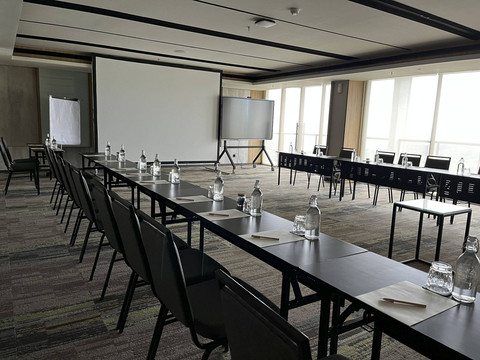 Ruang meeting Serenity 1 di The Suites, Royal Tulip Gunung Geulis Resort & Golf. Foto: Gitario Vista Inasis/kumparan