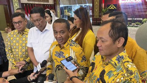 Ketum Golkar Bahlil Lahadalia dan Menteri Hukum Supratman Andi Agtas di Kementerian Hukum, Rabu (20/11/2024). Foto: Haya Syahira/kumparan