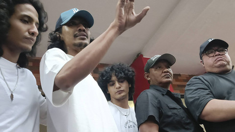 Keluarga Vadel Badjideh di Polres Jakarta Selatan, Rabu (20/11/2024). Foto: Giovanni/kumparan