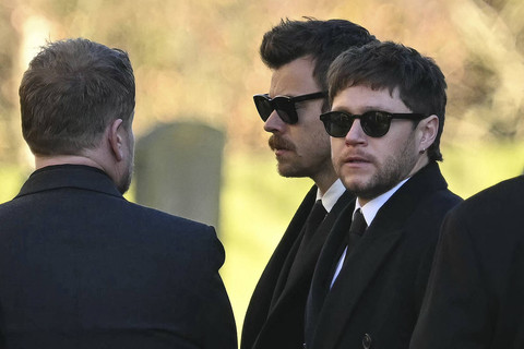Mantan anggota band One Direction, Harry Styles (C) dan Niall Horan, pergi setelah menghadiri upacara pemakaman mendiang penyanyi One Direction, Liam Payne, di gereja St Mary's, Amersham, sebelah barat London, pada tanggal 20 November 2024. Foto: JUSTIN TALLIS/AFP