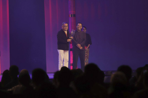 Sutradara Garin Nugroho menyampaikan pidato usai meraih penghargaan Piala Citra menyampaikan sambutan saat Malam Anugerah Piala Citra Festival Film Indonesia(FFI) 2024 di ICE BSD, Kabupaten Tangerang, Banten, Rabu (20/11/2024). Foto: Jamal Ramadhan/kumparan