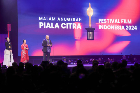 Sutradara Joko Anwar menyampaikan sambutan pada Malam Anugerah Piala Citra Festival Film Indonesia(FFI) 2024 di ICE BSD, Kabupaten Tangerang, Banten, Rabu (20/11/2024). Foto: Jamal Ramadhan/kumparan