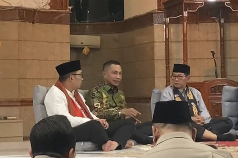 Ketiga Calon Gubernur Jakarta Ridwan Kamil, Dharma Pongrekun, dan Pramono Anung terlibat dalam diskusi di sesi jeda live, Jakarta Selatan. Kamis (21/11/2024). Foto: Alya Zahra/kumparan 