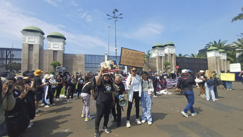Sejumlah pengunjuk rasa mengikuti Aksi protes RUU larang konsumsi daging anjing dan kucing dicoret dari Prolegnas 2025-2029 di depan Gedung DPR RI, Jakarta, Kamis (21/11/2024). Foto: Haya Syahira/kumparan