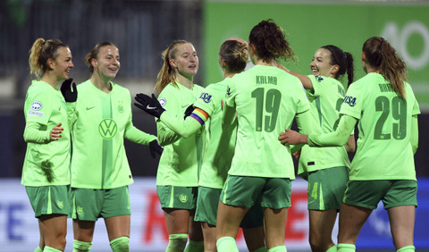 Sejumlah pemain Wolfburg berselebrasi usai mencetak gol ke gawang Galatasaray. Foto: Lisi Niesner/REUTERS 