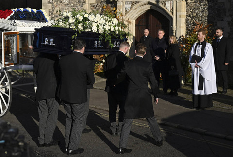 Para pengusung jenazah membawa peti mati mendiang penyanyi One Direction Liam Payne keluar dari gereja St Mary's setelah upacara pemakamannya di Amersham, sebelah barat London pada tanggal 20 November 2024. Foto: JUSTIN TALLIS/AFP