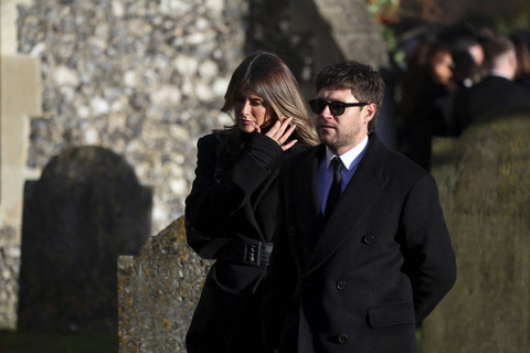 Niall Horan dan Amelia Woolley pergi setelah pemakaman mantan penyanyi One Direction, Liam Payne, di Gereja St Mary di Amersham, dekat London, Inggris, 20 November 2024.  Foto: Toby Melville/REUTERS 