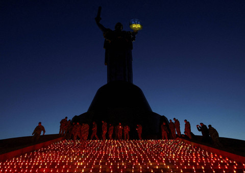 Sejumlah taruna militer dan warga mengikuti upacara peringatan pada hari ke-1.000 serangan Rusia ke Ukraina di depan monumen 'Ibu Pertiwi', Kyiv, Ukraina, Selasa (19/11/2024). Foto: VALENTYN OGIRENKO/REUTERS