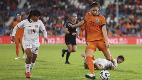 Jenna Almira, pemain Timnas Wanita Indonesia, saat menghadapi Timnas Wanita Belanda dan Feyenoord di Belanda.  Foto: Dok. PSSI