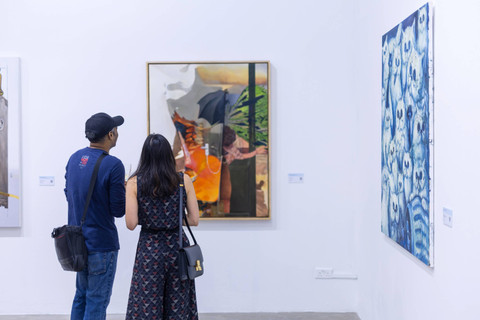 Ilustrasi pengunjung yang sedang menikmati Singapore Art Week2024. Foto: S.E.A Focus