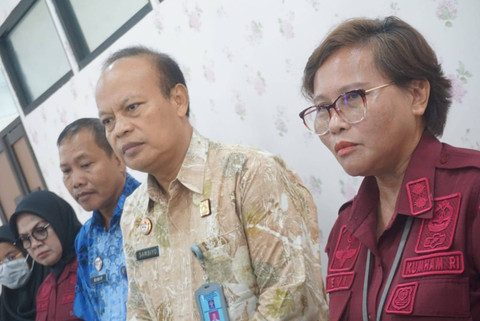 Kepala Bidang Pembinaan, Bimbingan, dan Teknologi Informasi, Kemenkumham DIY, Sambiyo dan Kepala Lembaga Pemasyarakatan Perempuan (LPP) Kelas IIB Yogyakarta, Evi Loliancy (kanan), di lapas perempuan Wonosari, Kamis (21/11).