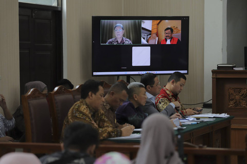Managing Director Political Economy & Policy Studies, Anthony Budiawan menyampaikan keterangan secara daring dalam sidang praperadilan kasus Tom Lembong di PN Jaksel, Kamis (21/11/2024). Foto: Jamal Ramadhan/kumparan