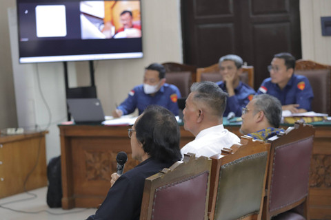 Ahli pangan Fakultas Pertanian IPB Prof. Dwi Andreas Santosa, Ahli hukum pidana Dr. Mudzakkir, dan Ahli hukum acara pidana Dr. Chairul Huda, hadir dalam sidang praperadilan kasus Tom Lembong di PN Jaksel, Kamis (21/11/2024). Foto: Jamal Ramadhan/kumparan
