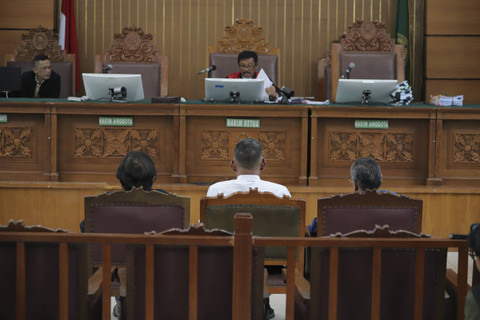 Ahli pangan Fakultas Pertanian IPB Prof. Dwi Andreas Santosa, Ahli hukum pidana Dr. Mudzakkir, dan Ahli hukum acara pidana Dr. Chairul Huda, hadir dalam sidang praperadilan kasus Tom Lembong di PN Jaksel, Kamis (21/11/2024). Foto: Jamal Ramadhan/kumparan