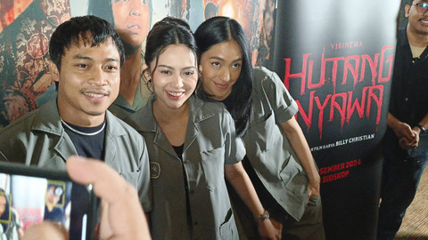 Selebgram Rachel Vennya (tengah) menjawab pertanyaan wartawan saat ditemui pada perilisan Teaser Trailer dan Teaser Poster Film Hutang Nyawa.   Foto: Aprilandika Pratama/kumparan