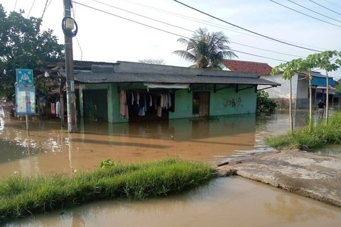 Banjir merendam rumah warga di Desa Karangligar, Kecamatan Telukjambe Barat, Karawang, Kamis (21/11/2024). Foto: kumparan