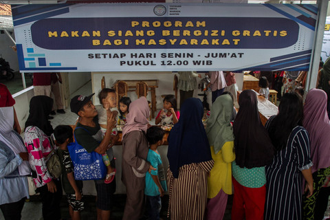 Sejumlah warga mengantre untuk mendapatkan makan siang bergizi gratis di Griya Abhipraya Jawara Balai Pemasyarakatan Kelas I Serang, Kota Serang, Banten, Kamis (21/11/2024).  Foto: Angga Budhiyanto/ ANTARA FOTO