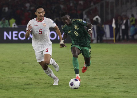 Pemain Timnas Arab Saudi Marwan Alsahafi berusaha melewati pemain Timnas Indonesia Rizky Ridho pada pertandingan Grup C putaran 3 Kualifikasi Piala Dunia 2026 Zona Asia di Stadion Utama Gelora Bung Karno, Jakarta, Selasa (19/11/2024). Foto: Ajeng Dinar Ulfiana/REUTERS
