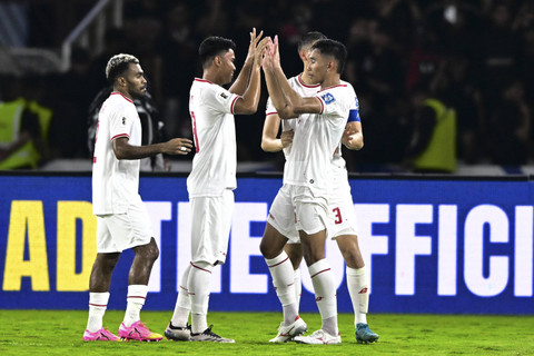 Sejumlah pemain Timnas Indonesia berselebrasi merayakan kemenangan pada  pada pertandingan Grup C putaran 3 Kualifikasi Piala Dunia 2026 Zona Asia di Stadion Utama Gelora Bung Karno, Jakarta, Selasa (19/11/2024). Foto: Rivan Awal Lingga/ANTARA FOTO