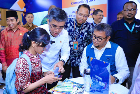 Menaker Yassierli saat mengunjungi layanan pasar kerja pada Jaknaker Expo 2024 di Balai Sudirman, Menteng Dalam, Jakarta. Foto: Dok. Kemnaker
