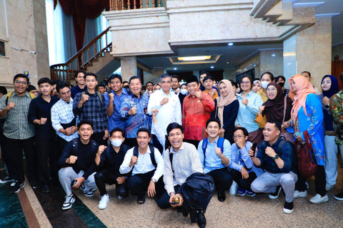 Menaker Yassierli bersama peserta yang hadir pada Jaknaker Expo 2024 di Balai Sudirman, Menteng Dalam, Jakarta. Foto: Dok. Kemnaker
