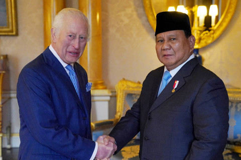 Raja Charles III bertemu Presiden Prabowo Subianto di Istana Buckingham, London, Inggris, Kamis (21/11/2024). Foto: Jonathan Brady/Pool via REUTERS