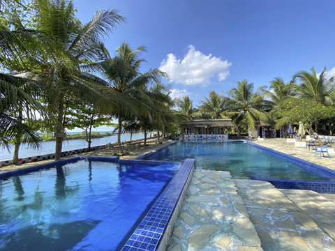 Fasilitas kolam renang di Avery Coconut Island Waterpark Beach Resort, Carita, Pandeglang, Banten. Foto: Dok. WHHG